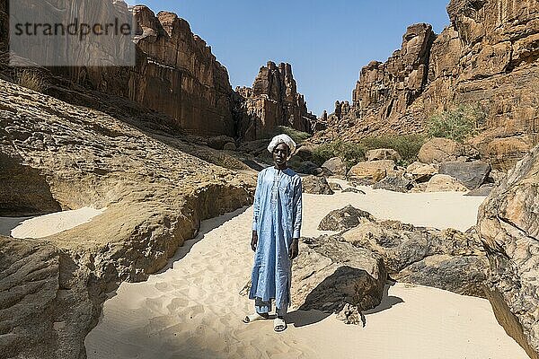Junger Beduine im Wasserloch von Guelta d'Archei  Unesco-Sehenswürdigkeit Ennedi-Plateau  Tschad  Afrika