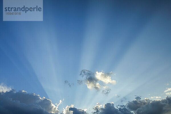 Wolken am blauen Himmel