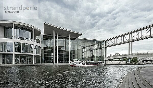 Ausflugsboot auf der Spree  Paul-Löbe-Haus bei Wolkenhimmel  Regierungsviertel  Mitte  Berlin  Deutschland  Europa