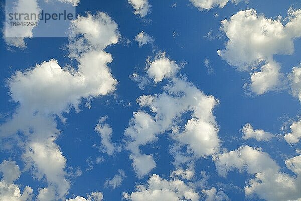 Wolken am blauen Himmel