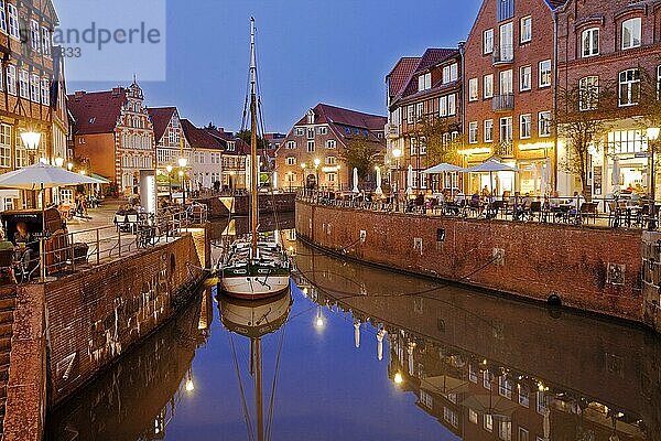 Historische Häuser am Hansehafen mit Segelschiff Willi am Abend  Altstadt  Stade  Niedersachsen  Deutschland  Europa