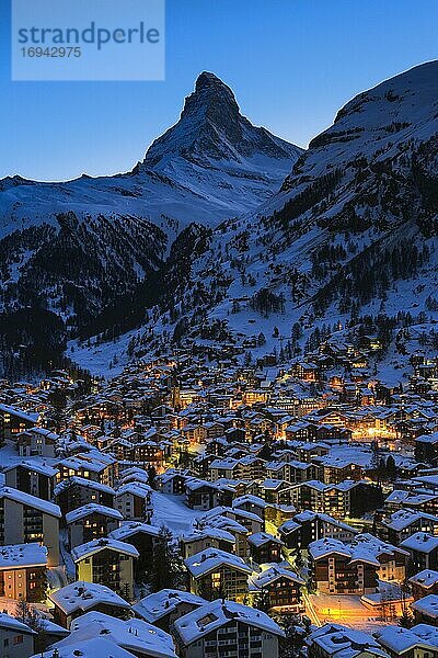 Dorf Zermatt und Matterhorn  Wallis  Schweiz  Europa