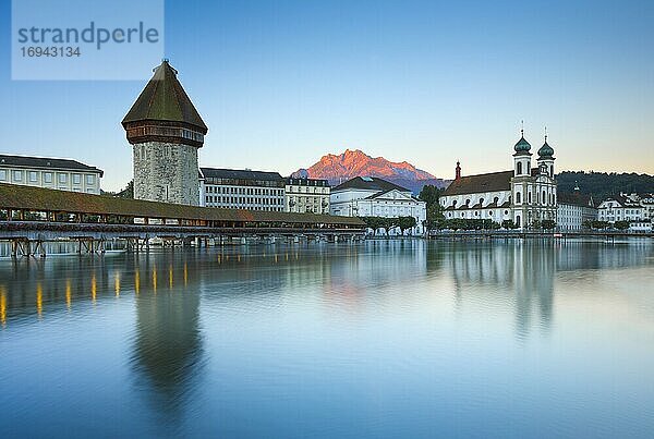 Kapellbrücke mit Pilatus  Luzern  Schweiz  Europa