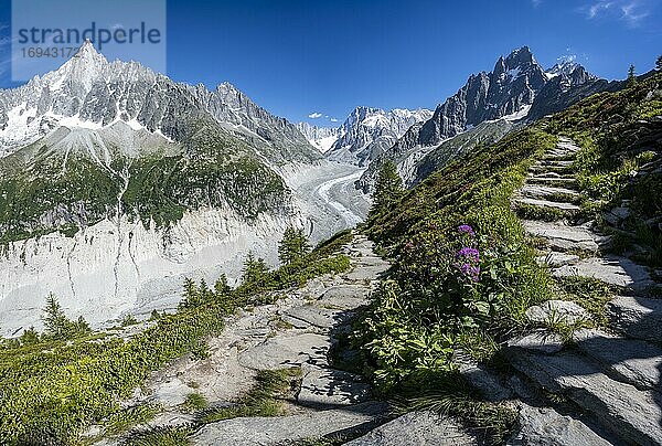 Wanderweg Grand Balcon Nord  Gletscherzunge Mer de Glace  hinten Grandes Jorasses  Mont-Blanc-Massiv  Chamonix  Frankreich  Europa