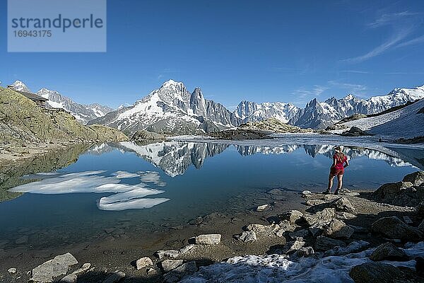Junge Frau vor Bergpanorama  Spiegelung im Lac Blanc  Berggipfel  Grandes Jorasses und Mont-Blanc-Massiv  Chamonix-Mont-Blanc  Haute-Savoie  Frankreich  Europa
