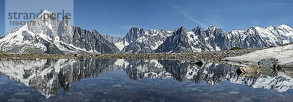 Bergpanorama  Spiegelung im Lac Blanc  Berggipfel  Grandes Jorasses und Mont-Blanc-Massiv  Chamonix-Mont-Blanc  Haute-Savoie  Frankreich  Europa