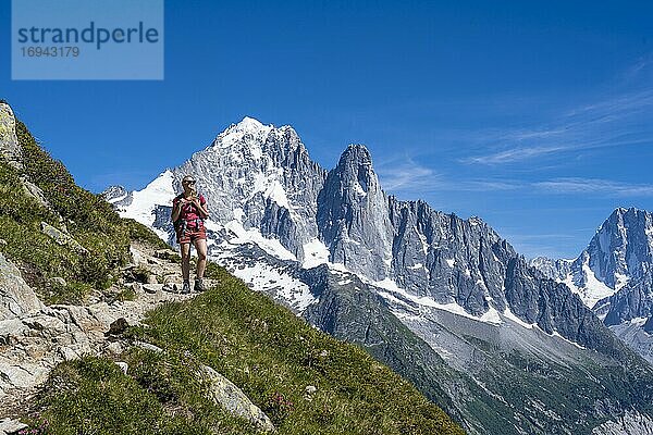 Wanderin auf Wanderweg  Grand Balcon Sud  Gipfel Aiguille Verte  Grandes Jorasses  Mont-Blanc-Massiv  Chamonix-Mont-Blanc  Haute-Savoie  Frankreich  Europa