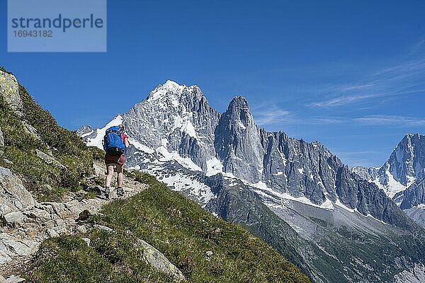 Wanderin auf Wanderweg  Grand Balcon Sud  Gipfel Aiguille Verte  Grandes Jorasses  Mont-Blanc-Massiv  Chamonix-Mont-Blanc  Haute-Savoie  Frankreich  Europa