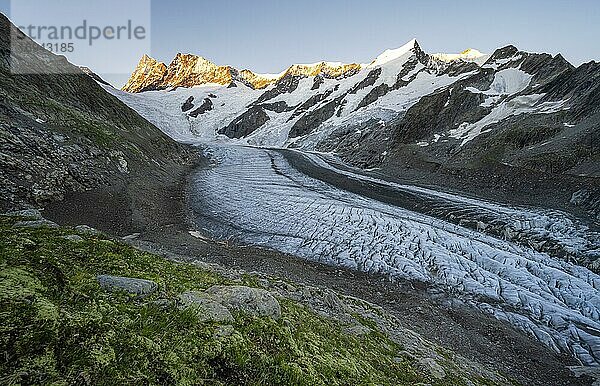 Hochalpine Landschaft  Sonnenaufgang  Gletscherzunge  Gletscher Unteres Eismeer  Finsteraarhorn  Agasszishorn  Großes Fiescherhorn  Berner Oberland  Schweiz  Europa