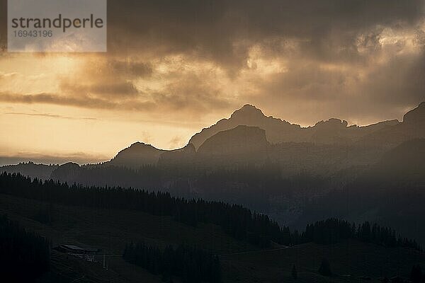 Bergsilhouetten mit Wolken bei Abenddämmerung  Jungfrauregion  Berner Oberland  Schweiz  Europa