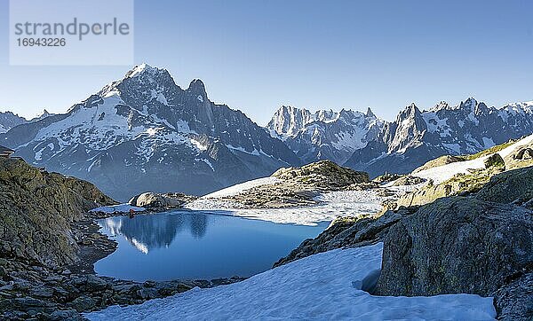 Bergpanorama mit Wasserspiegelung im Lac Blanc  Berggipfel  Aiguille Verte  Grandes Jorasses  Aiguille du Moine  Mont Blanc  Mont-Blanc-Massiv  Chamonix-Mont-Blanc  Haute-Savoie  Frankreich  Europa