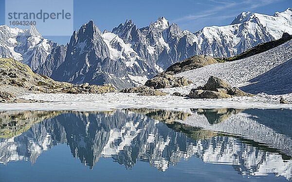 Bergpanorama  Lac Blanc  Berggipfel spiegeln sich in Bergsee  Grandes Jorasses und Mont-Blanc-Massiv  Chamonix-Mont-Blanc  Haute-Savoie  Frankreich  Europa