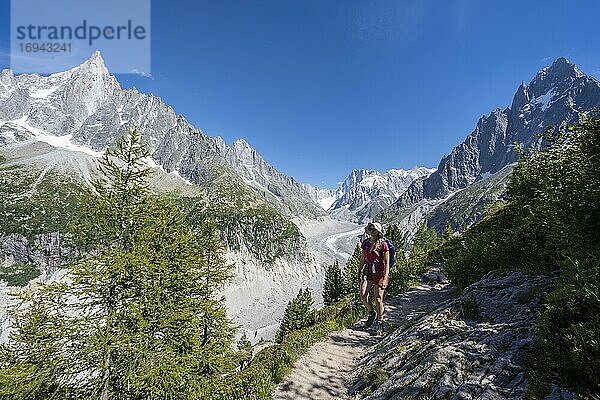 Bergsteigerin auf Wanderweg  Grand Balcon Nord  Gletscherzunge Mer de Glace  hinten Grandes Jorasses  Mont-Blanc-Massiv  Chamonix  Frankreich  Europa