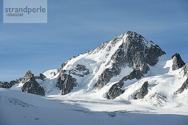Bergpanorama  Glacier du Tour  Gletscher und Berggipfel  Hochalpine Landschaft  Gipfel des Aiguille du Chardonnet  Chamonix  Haute-Savoie  Frankreich  Europa