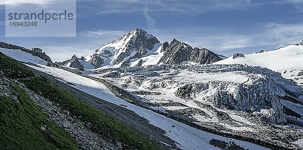 Links Berghütte Refuge Albert 1er  Bergpanorama  Glacier du Tour  Gletscher und Berggipfel  Hochalpine Landschaft  Gipfel des Aiguille du Chardonnet  Chamonix  Haute-Savoie  Frankreich  Europa