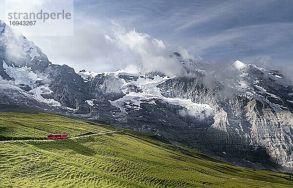 Jungfraubahn zum Jungfraujoch  Zahnradbahn  hinten Bergkette  Gletscher Jungfraufirn und Jungfrau  Jungfrauregion  Berner Oberland  Schweitz