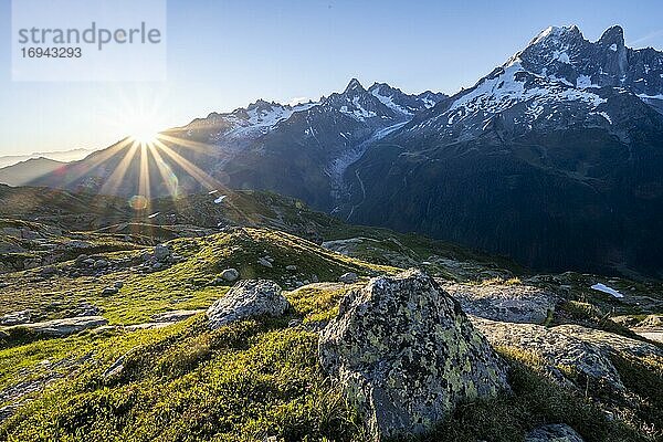 Sonne scheint über Berge  Glacier d'Argentière und Aiguille Verte  Mont-Blanc-Massiv  Chamonix-Mont-Blanc  Haute-Savoie  Frankreich  Europa