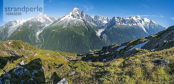 Bergpanorama  Gletscher Mer de Glace und Glacier d'Argentière  Aiguille Verte  Aiguille du Midi  Aiguille du Moine  Mont Blanc  Grandes Jorasses  Mont-Blanc-Massiv  Chamonix-Mont-Blanc  Haute-Savoie  Frankreich  Europa