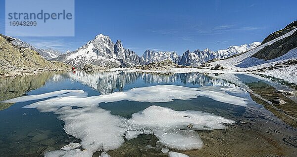 Bergpanorama  Eisscholle auf dem Lac Blanc  Berggipfel spiegeln sich in Bergsee  Grandes Jorasses und Mont-Blanc-Massiv  Chamonix-Mont-Blanc  Haute-Savoie  Frankreich  Europa