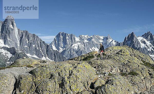 Wanderin auf Wanderweg  Grand Balcon Sud  Berggipfel  Grandes Jorasse  Mont-Blanc-Massiv  Chamonix-Mont-Blanc  Haute-Savoie  Frankreich  Europa