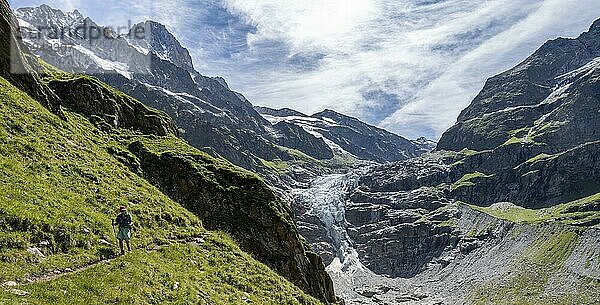 Wander in den Bergen auf Wanderweg nach Grindelwald  Gletscher Grindelwald-Fieschergletscher und Gipfel des Walcherhorn  Berner Oberland  Schweiz  Europa