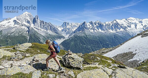 Wanderin auf Wanderweg  Grand Balcon Sud  Gletscher  Mer de Glace  Gipfel Aiguille Verte und Mont Blanc  Grandes Jorasses  Mont-Blanc-Massiv  Chamonix-Mont-Blanc  Haute-Savoie  Frankreich  Europa
