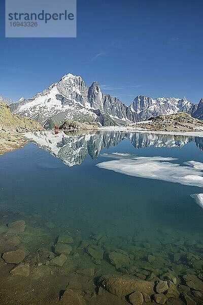 Bergpanorama  Eisscholle auf dem Lac Blanc  Berggipfel spiegeln sich in Bergsee  Grandes Jorasses und Mont-Blanc-Massiv  Chamonix-Mont-Blanc  Haute-Savoie  Frankreich  Europa