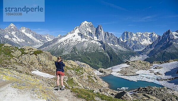 Junge Frau fotografiert Bergpanorama  Lac Blanc  Berggipfel  Grandes Jorasses und Mont-Blanc-Massiv  Chamonix-Mont-Blanc  Haute-Savoie  Frankreich  Europa