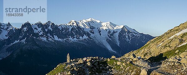 Zelt in den Bergen  Bergpanorama  Grandes Jorasses  Mont Blanc mit Gletscger  Mont-Blanc-Massiv  Chamonix-Mont-Blanc  Haute-Savoie  Frankreich  Europa