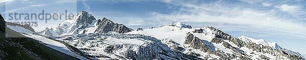 Links Berghütte Refuge Albert 1er  Bergpanorama  Glacier du Tour  Gletscher und Berggipfel  Hochalpine Landschaft  Gipfel des Aiguille du Chardonnet  Chamonix  Haute-Savoie  Frankreicha