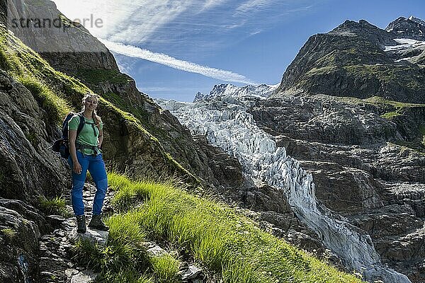 Wanderin auf dem Wanderweg zur Schreckhornhütte  Hochalpine Berglandschaft  Unteres Eismeer  Gletscherzunge  Berner Oberland  Schweiz  Europa
