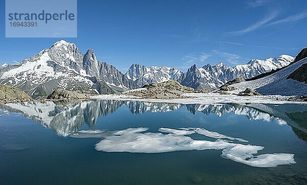 Bergpanorama  Eisscholle auf dem Lac Blanc  Berggipfel spiegeln sich in Bergsee  Grandes Jorasses und Mont-Blanc-Massiv  Chamonix-Mont-Blanc  Haute-Savoie  Frankreich  Europa