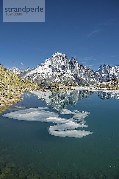 Bergpanorama  Eisscholle auf dem Lac Blanc  Berggipfel spiegeln sich in Bergsee  Grandes Jorasses und Mont-Blanc-Massiv  Chamonix-Mont-Blanc  Haute-Savoie  Frankreich  Europa