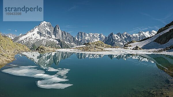 Bergpanorama  Eisscholle auf dem Lac Blanc  Berggipfel spiegeln sich in Bergsee  Grandes Jorasses und Mont-Blanc-Massiv  Chamonix-Mont-Blanc  Haute-Savoie  Frankreich  Europa
