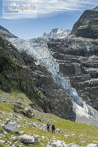 Wanderer auf dem Wanderweg zur Schreckhornhütte  Hochalpine Berglandschaft  Unteres Eismeer  Gletscherzunge  Berner Oberland  Schweiz  Europa