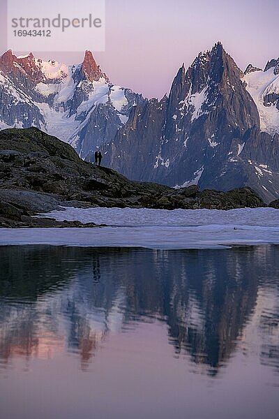 Wanderer genießen Ausblick  Abendstimmung mit Alpenglühen  Bergpanorama  Berggipfel  Grandes Jorasses und Mont-Blanc-Massiv  Chamonix-Mont-Blanc  Haute-Savoie  Frankreich  Europa
