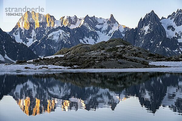 Morgenstimmung bei Sonnenaufgang  Wasserspiegelung im Lac Blanc  Berggipfel  Aiguille Verte  Grandes Jorasses  Aiguille du Moine  Mont Blanc  Mont-Blanc-Massiv  Chamonix-Mont-Blanc  Haute-Savoie  Frankreich  Europa