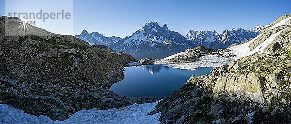 Bergpanorama mit Wasserspiegelung im Lac Blanc  Berggipfel  Aiguille Verte  Grandes Jorasses  Aiguille du Moine  Mont Blanc  Mont-Blanc-Massiv  Chamonix-Mont-Blanc  Haute-Savoie  Frankreich  Europa