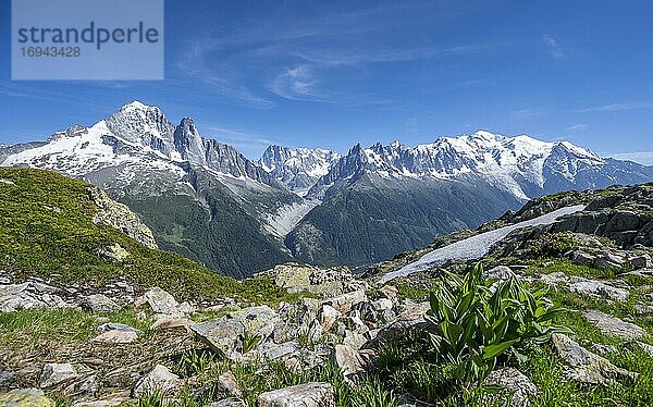 Wanderin auf Wanderweg  Grand Balcon Sud  Gletscher  Mer de Glace  Gipfel Aiguille Verte und Mont Blanc  Grandes Jorasses  Mont-Blanc-Massiv  Chamonix-Mont-Blanc  Haute-Savoie  Frankreich  Europa