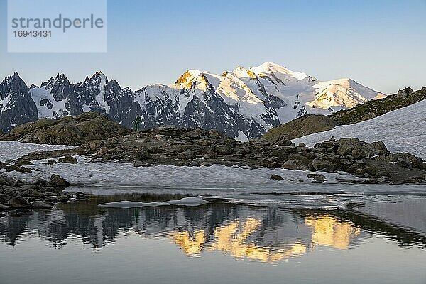 Morgenstimmung bei Sonnenaufgang  Wasserspiegelung im Lac Blanc  Berggipfel  Aiguille Verte  Grandes Jorasses  Aiguille du Moine  Mont Blanc  Mont-Blanc-Massiv  Chamonix-Mont-Blanc  Haute-Savoie  Frankreich  Europa