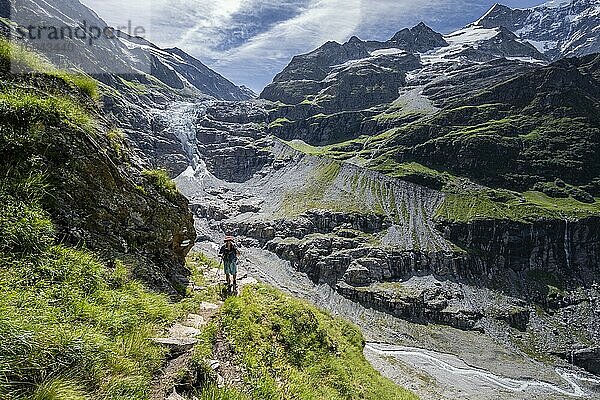 Wanderer in den Bergen auf Wanderweg nach Grindelwald  Gletscher Unteres Eismeer  Berner Oberland  Schweiz  Europa