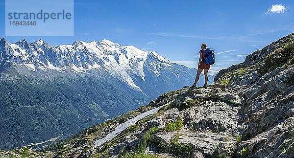 Wanderin auf Wanderweg  Grand Balcon Sud  Mont Blanc  Grandes Jorasses  Mont-Blanc-Massiv  Chamonix-Mont-Blanc  Haute-Savoie  Frankreich  Europa