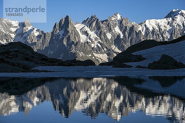 Bergpanorama mit Wasserspiegelung im Lac Blanc  Berggipfel  Grandes Jorasses und Mont-Blanc-Massiv  Chamonix-Mont-Blanc  Haute-Savoie  Frankreich  Europa