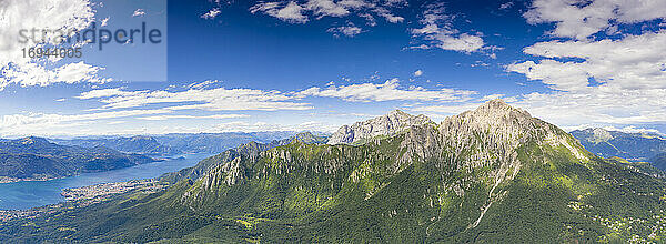 Luftaufnahme der Grigne Berge mit Abbadia Lariana und Mandello Del Lario im Hintergrund  Comer See  Lecco  Lombardei  Italien  Europa