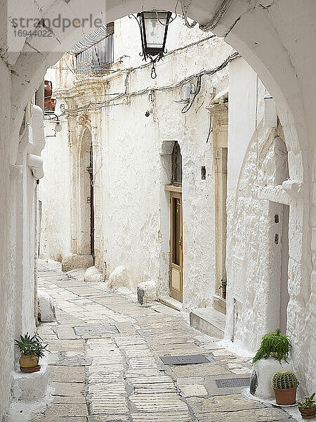 Enge Straße in der Altstadt  Ostuni  Apulien  Italien  Europa