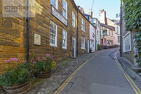 Blick auf pastellfarbene Häuser in der King Street in Robin Hood's Bay  North Yorkshire  England  Vereinigtes Königreich  Europa