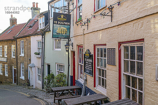 Ansicht des traditionellen Gasthauses in der King Street in Robin Hood's Bay  North Yorkshire  England  Vereinigtes Königreich  Europa