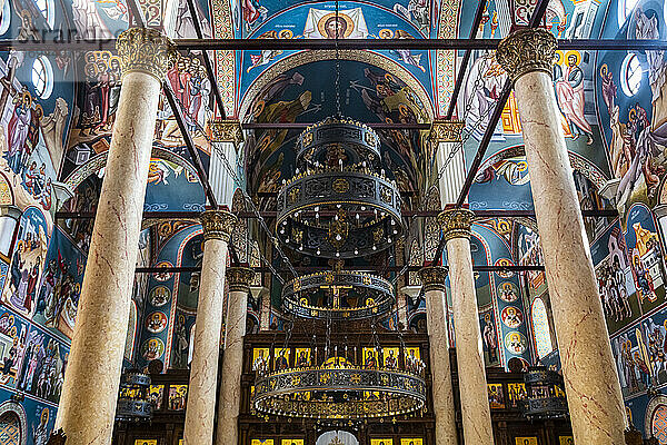 Bunte religiöse Wandmalereien  Orthodoxe Kathedrale der Heiligen Dreifaltigkeit  Nis  Serbien  Europa