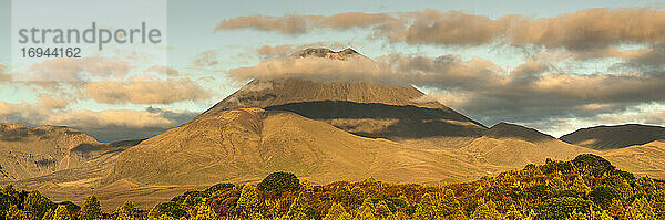 Mount Ngauruhoe  Tongariro National Park  UNESCO Weltkulturerbe  Nordinsel  Neuseeland  Pazifik