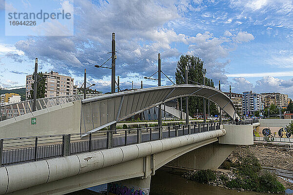 Brücke  die die serbische Enklave vom albanischen Teil von Mitrovica trennt  Kosovo  Europa